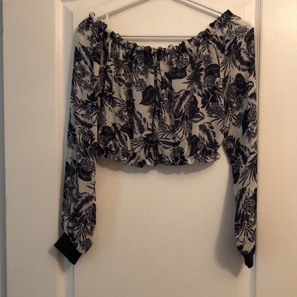 Off the shoulder cropped long sleeve top - Picture 2 of 4